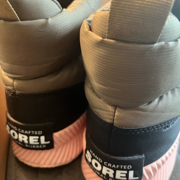Sorel size 10 boots - Picture 2 of 3
